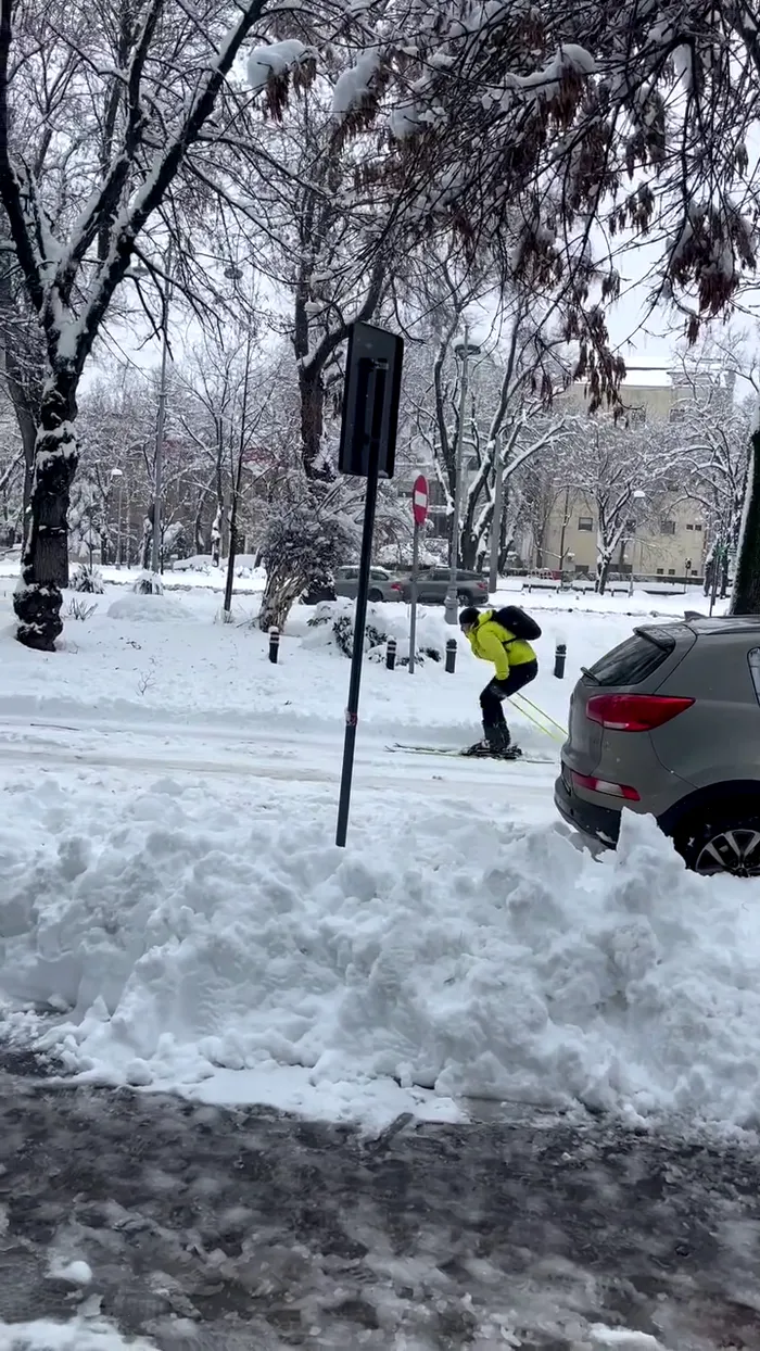 Un bărbat a fost surprins pe schiuri, pe străzile Capitalei