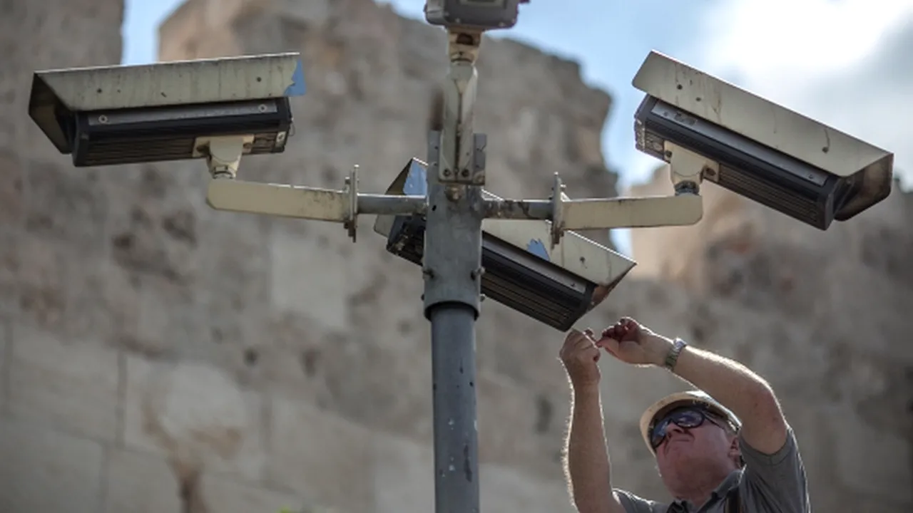 Pericolul tehnologiei. Un site transmite imagini colectate de la 73.000 de camere de supraveghere