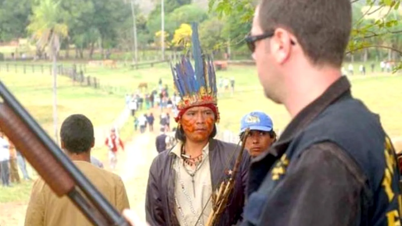 Indigenii se mobilizează pe Facebook și atacă fermele braziliene cu explozibili artizanali și cu sulițe