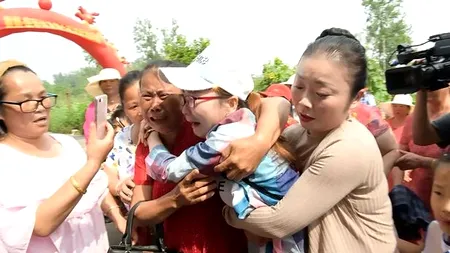 Reuniune emoționantă după 30 de ani: Fiica fusese răpită și vândută. Cum au reușit să se regăsească - VIDEO