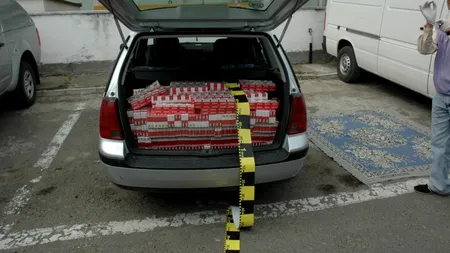 Țigări de contrabandă în valoare de peste 125.000 lei, găsite într-un autoturism abandonat în Suceava
