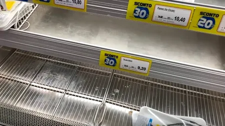 Foame și coronavirus în Lombardia. Al șaptelea deces, confirmat luni seara în Italia/ Românii filmează rafturile goale ale magazinelor/ Cozile la alimente se întind pe zeci de metri/ Criză de măști chirurgicale