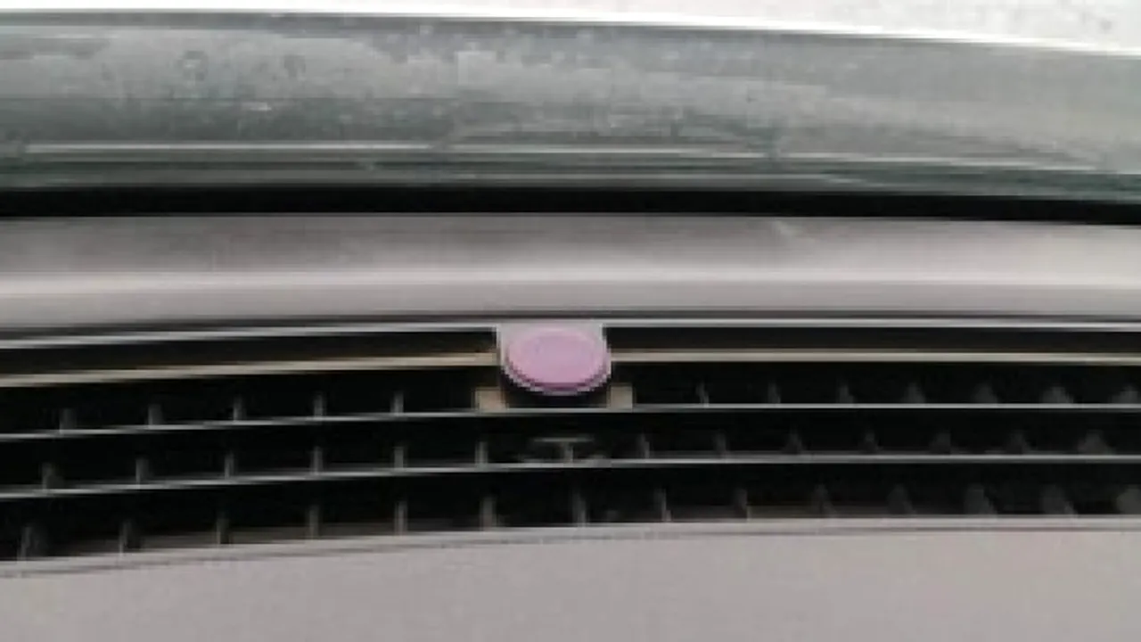 Dispozitivul de pe bord care l-a indus în eroare pe un șofer. Bărbatul a intrat imediat pe Facebook: „Ce e asta?”