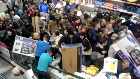 Black Friday 2018. BĂTĂI, FURTURI din cărucioare și schimbatul SCUTECULUI pe produse. 