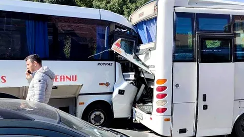 VIDEO | Două microbuze s-au ciocnit pe Bulevardul Gării Obor, după ce unui șofer i s-a făcut rău la volan. Accidentul, soldat cu 10 victime (UPDATE)