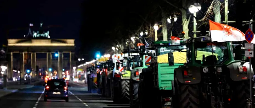 VIDEO | Fermierii germani blochează drumurile pentru a protesta împotriva reducerii subvenției la motorină
