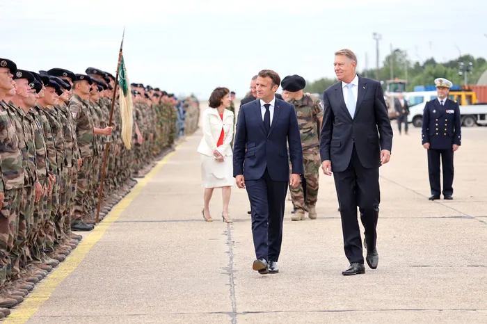 Președintele României, Klaus Iohannis, alături de omologul său francez, Emmanuel Macron, la Baza Mihail Kogălniceanu / Sursa foto: Alexandra Pandrea
