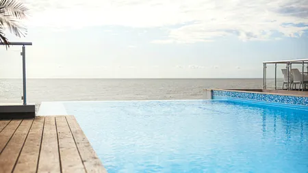 Obiceiul șocant al britanicilor. Ce obișnuiesc să facă la pisicină