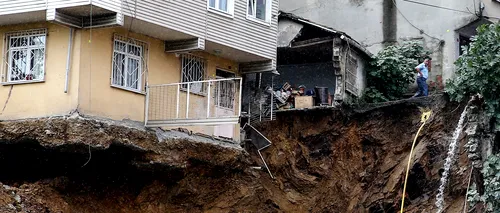 O clădire cu patru etaje S-A PRĂBUȘIT în Istanbul. Fundația fusese afectată de ploile torențiale