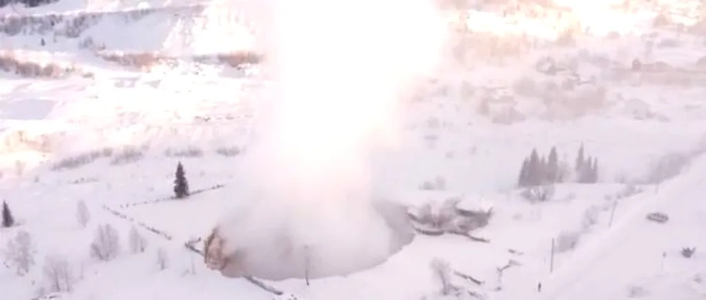 VIDEO | Un crater uriaș s-a deschis în Rusia, într-o stațiune renumită de schi. Localnicii speriați au numit-o ”poarta iadului”