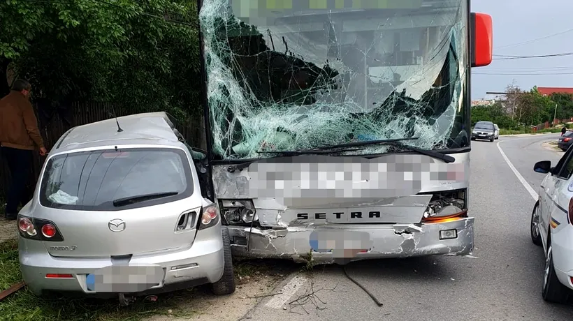 Accident rutier în Argeș. Un autobuz a lovit două maşini parcate. O persoană a fost rănită