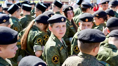 Rusia dublează orele de pregătire militară din școli. Elevii vor învăța să folosească arme, drone și tactici de prim ajutor pe front