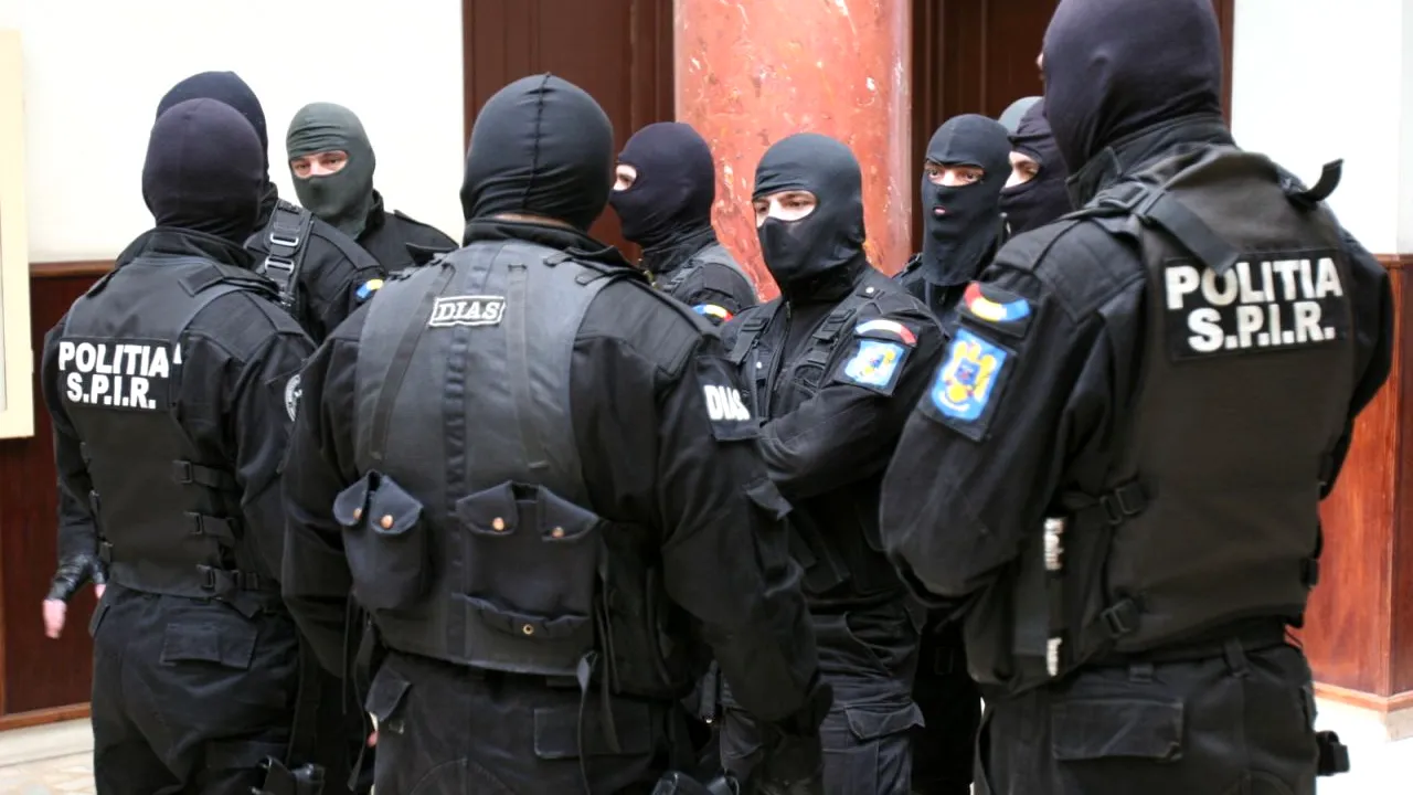 „Bombardierii” României, luați pe sus de „mascați”, cu noaptea-n cap! Razie de amploare, la 14 adrese | VIDEO