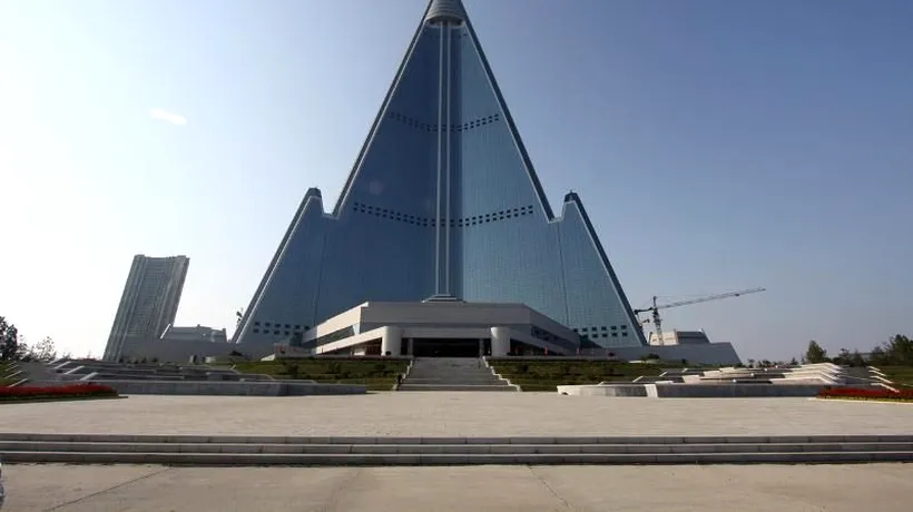 Primele imagini din interiorul celei mai înalte clădiri din Phenian, la care nord-coreenii lucrează de 25 de ani. GALERIE FOTO