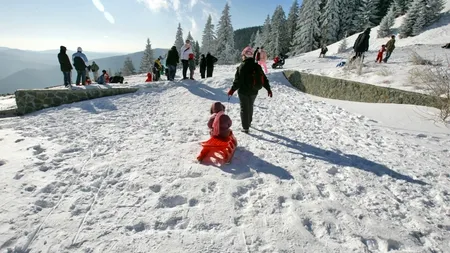 Sute de turiști schiază, se dau cu snowboard-ul sau fac plajă la 2000 de metri altitudine, la Sinaia