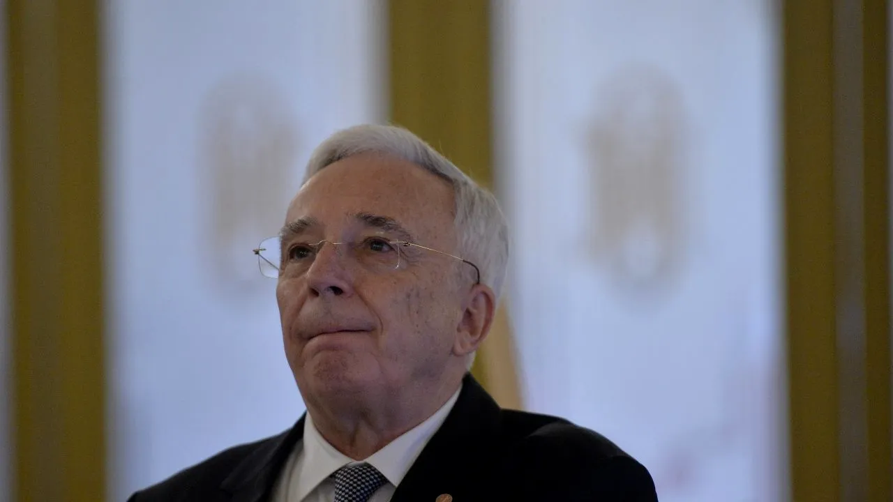 Curtea Constituțională discută sesizarea guvernatorului BNR Mugur Isărescu, care l-ar putea scăpa de dosarul de colaborator al Securității