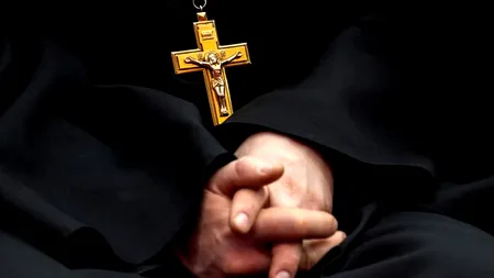 Deghizat în stareţ, un bărbat a păcălit mai multe persoane care credeau că o salvează pe „fiica bolnavă de cancer”