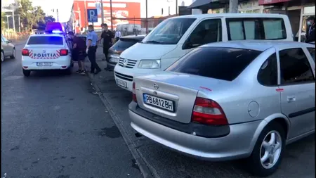 Doi cetăţeni străini, prinși după ce au furat 19.000 de euro dintr-o maşină parcată