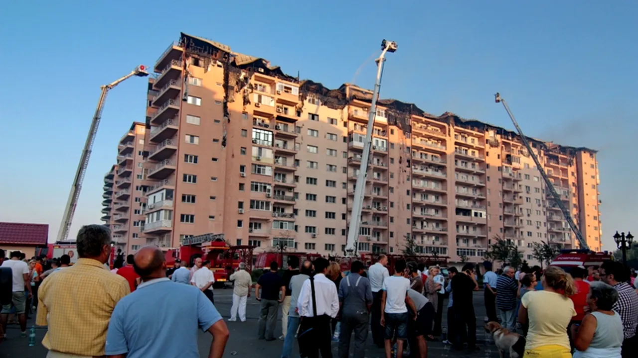 Oamenii rămași fără case după incendiul din Confort City, cazați la hotel sau la apropiați