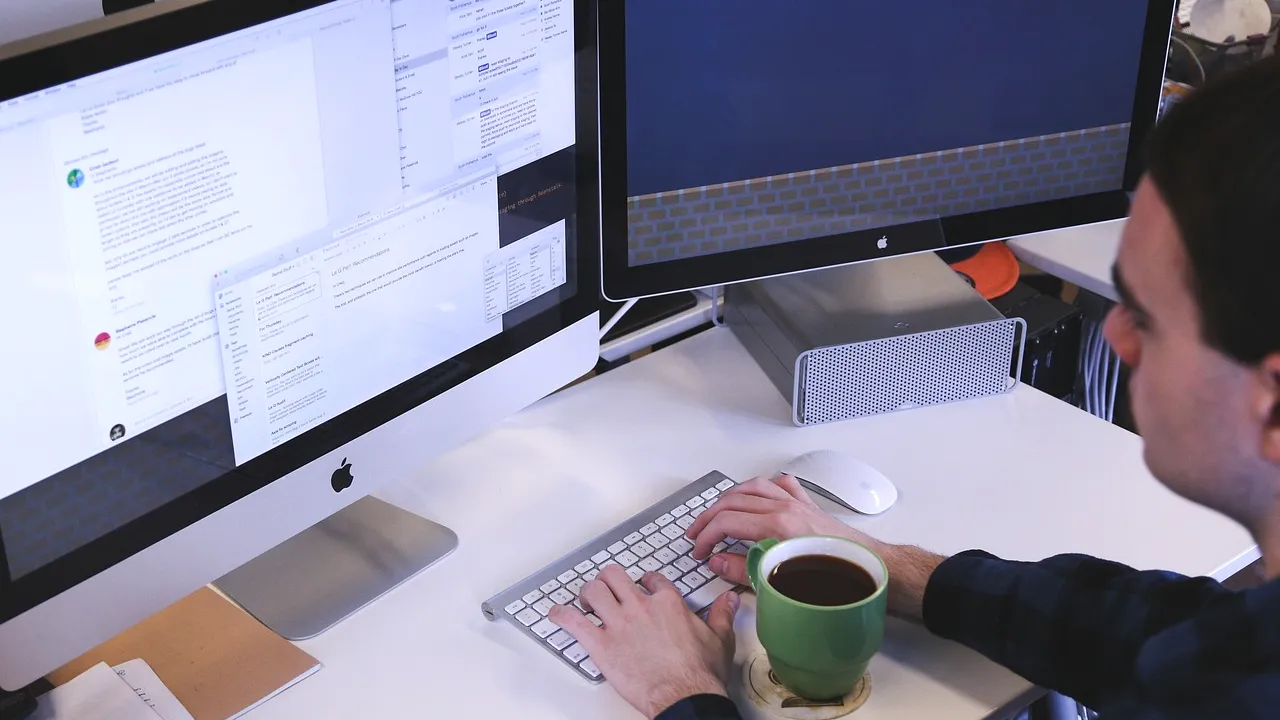 Românii, dornici să își schimbe locul de muncă, la început de an. Cele mai căutate sunt domeniile vânzări, management, financiar și IT