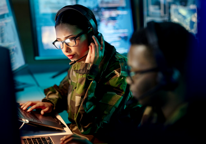 Operatori militari din domeniul securității cibernetice din statele membre NATO ar fi demult implicați în războiul din Ucraina. Aceștia nu sunt combatanți. Sursa Foto: Shutterstock 