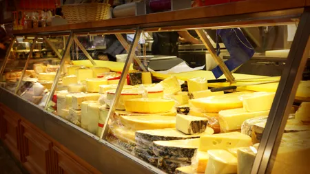 Obiceiul bizar al unui bărbat din Italia. A fost prins că mânca bucăți din brânzeturile scumpe din supermarket, apoi le lăsa la loc pe raft