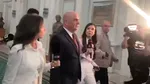 VIDEO | Ilie Bolojan a plecat din Parlament fără să mai răspundă la întrebări, după ce și-a susținut discursul de două minute la dineul de gală cu prilejul Anului Nou Evreiesc