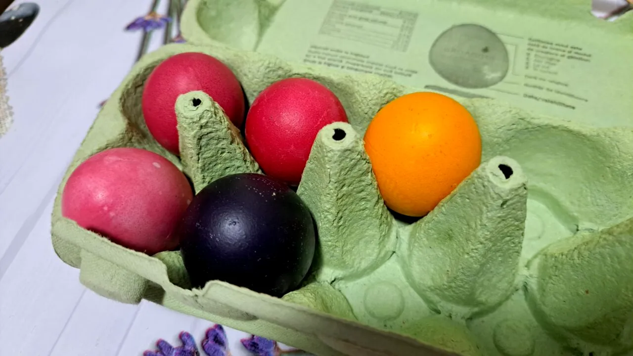 Cât timp mai pot fi mâncate ouăle VOPSITE de la Paște, fără un risc de îmbolnăvire