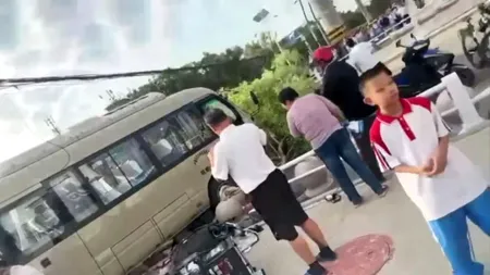 ACCIDENT grav în China. Un autobuz școlar a intrat într-un grup de oameni. Cel puțin 11 persoane au murit