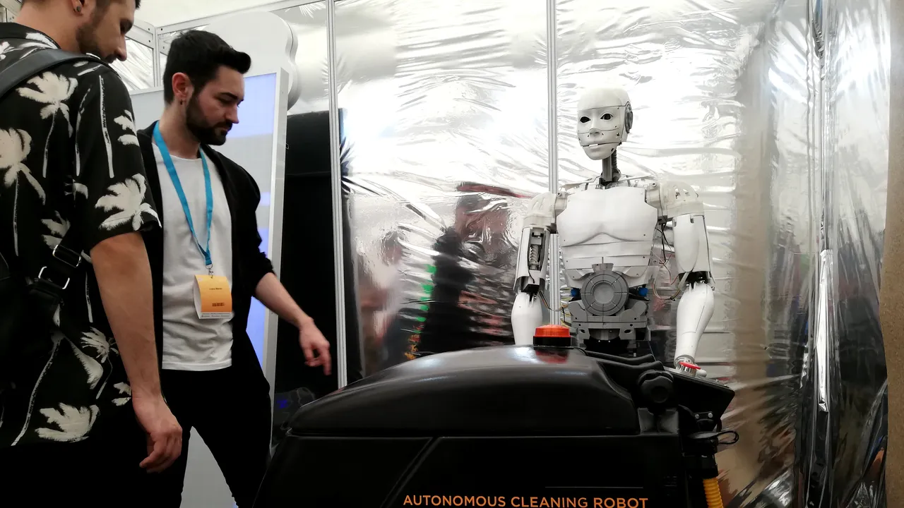 Tech Expo sau cum s-au înghesuit bucureștenii la tehnologia care dă de băut și te plimbă pe circuit