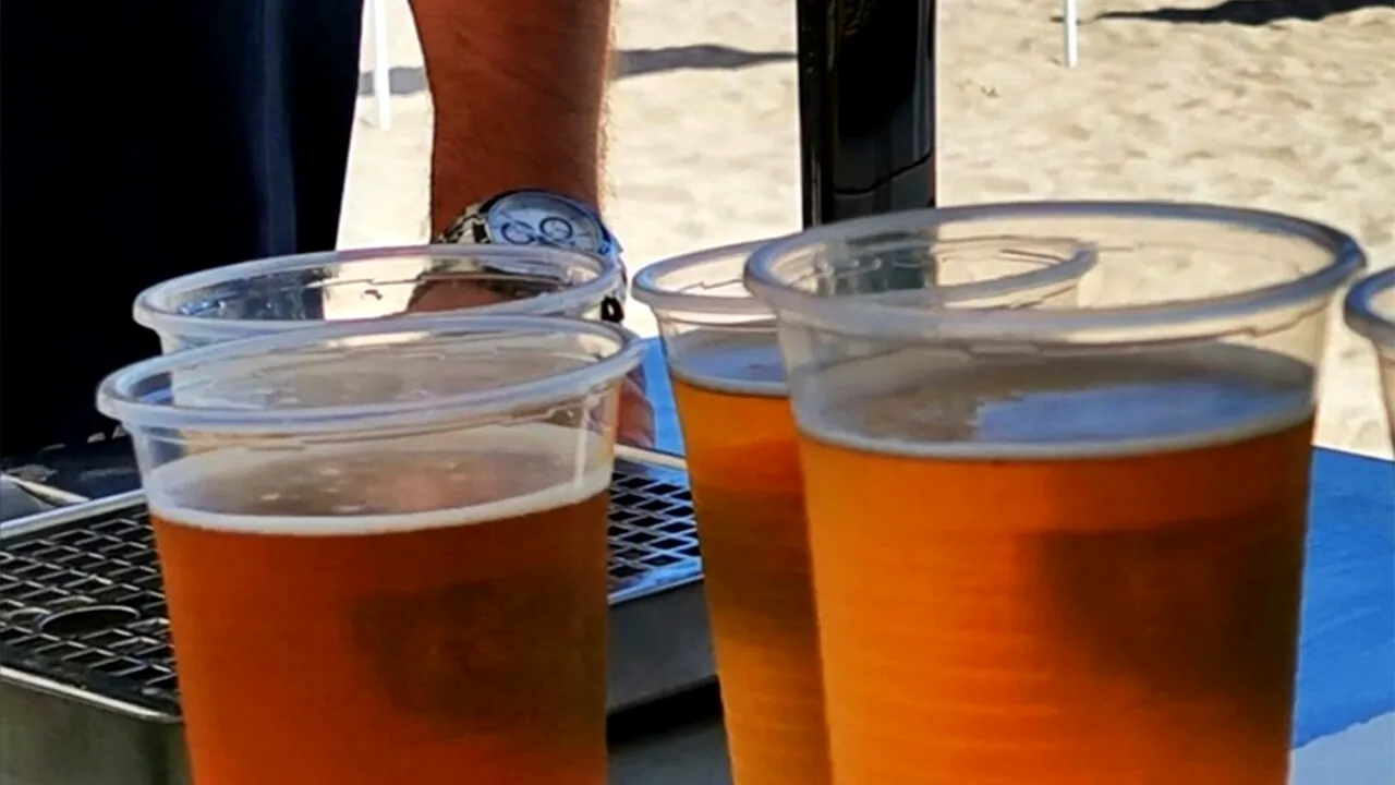 Nu este o eroare! Cu câți lei se vinde un pahar de bere, pe plajă, în Eforie Nord