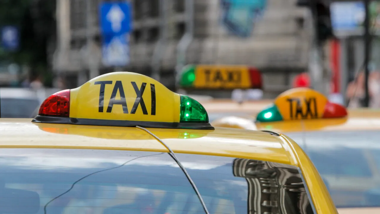 TAXIMETRIST din Târgu Mureș, amendat după ce și-a amenințat un client cu un pistol de jucărie