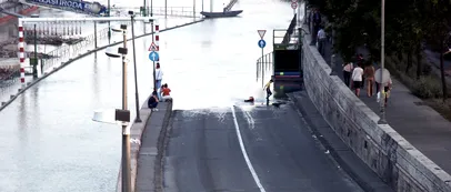 Ploile torențiale au făcut PRĂPĂD în mai multe localități din țară. Mașini luate de ape, străzi inundate, haos pe șosele