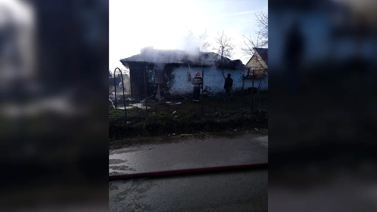 FOTO - Nenorocire în Dâmbovița. Și-au pierdut copilul, în prag de sărbători. Micuțul a fost găsit fără viață, în casa cuprinsă de foc