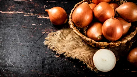 De ce este CEAPA atât de scumpă în magazine? La ce trebuie să se aștepte românii