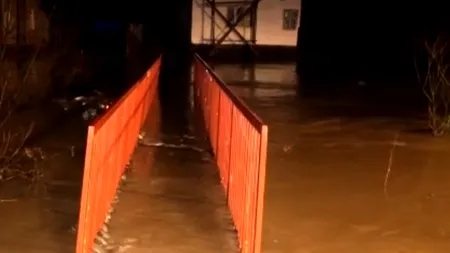 CICLONUL mediteranean lovește România. S-au „rupt” norii în vestul țării. 15 gospodării au fost inundate de o viitură