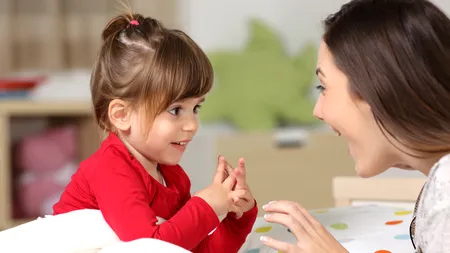 Anunț bizar pentru o bonă: Trebuie să fie strictă și să se îmbrace tot timpul ASTFEL. Program part-time și salariu foarte atractiv