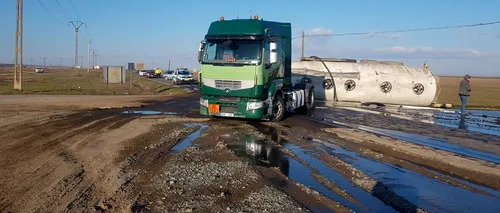 VIDEO. Cisternă încărcată cu motorină, răsturnată pe un drum județean din Brăila