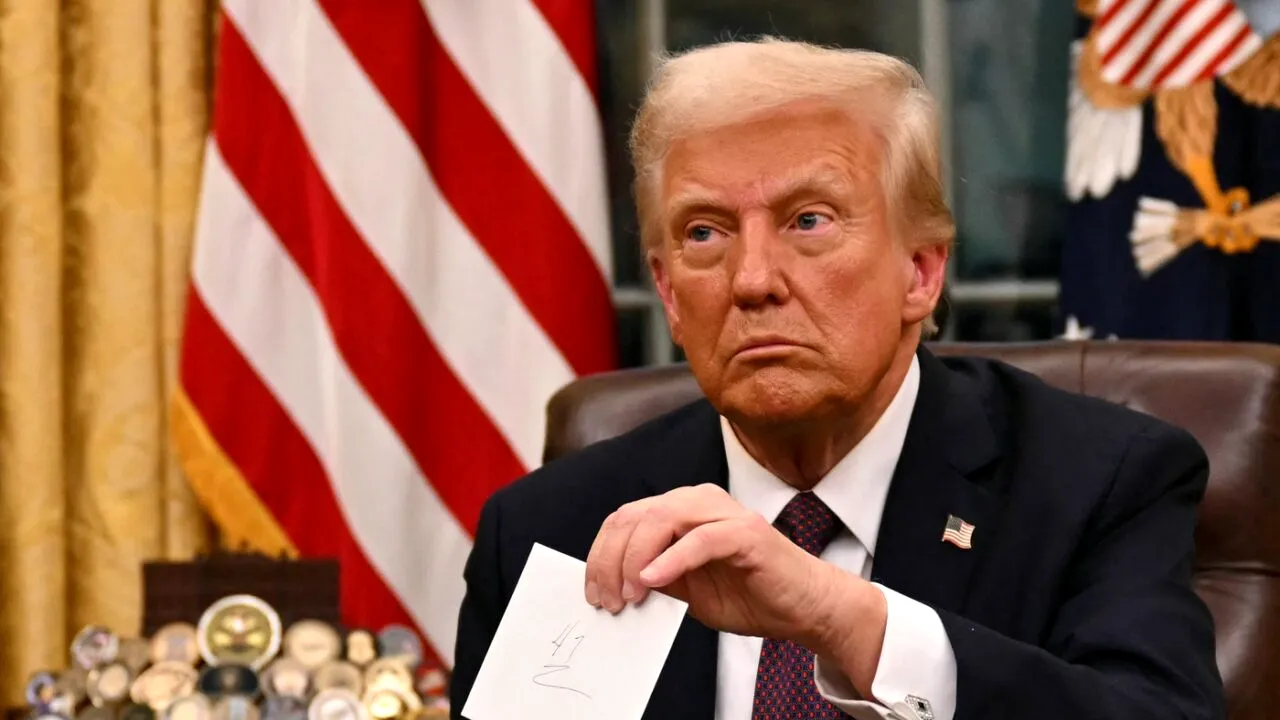 Ce i-a lăsat Joe Biden lui Donald TRUMP în sertarul din Resolute Desk