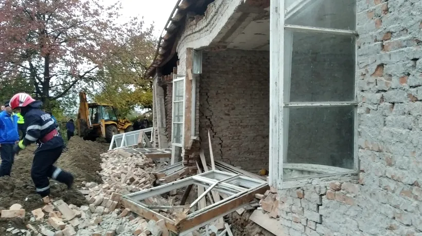 Doi muncitori au murit în timp ce lucrau la reabilitarea unei grădinițe din Bacău. Bărbații au fost striviți de un zid prăbușit peste ei