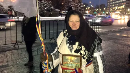 Cine este Tanti Lucreția, femeia care protestează la Guvern în straie tradiționale