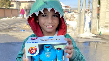 Povestea lui Edi, MICUȚUL cerșetor din Filiași: „Mamă, mamă, uite ce îmi dă nea Cristi!”