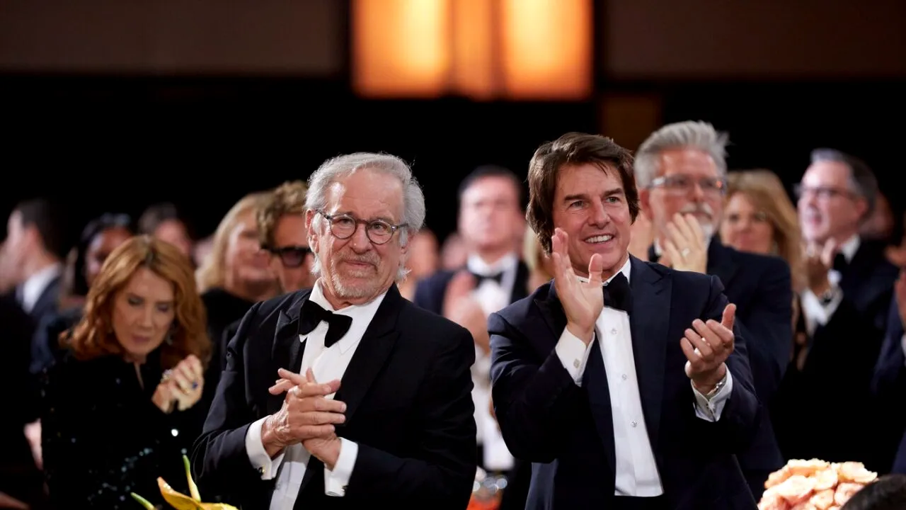 Tom Cruise are un obicei bizar la filmări și Steven Spielberg nu s-a putut abține: „Venea în fiecare dimineață și...”