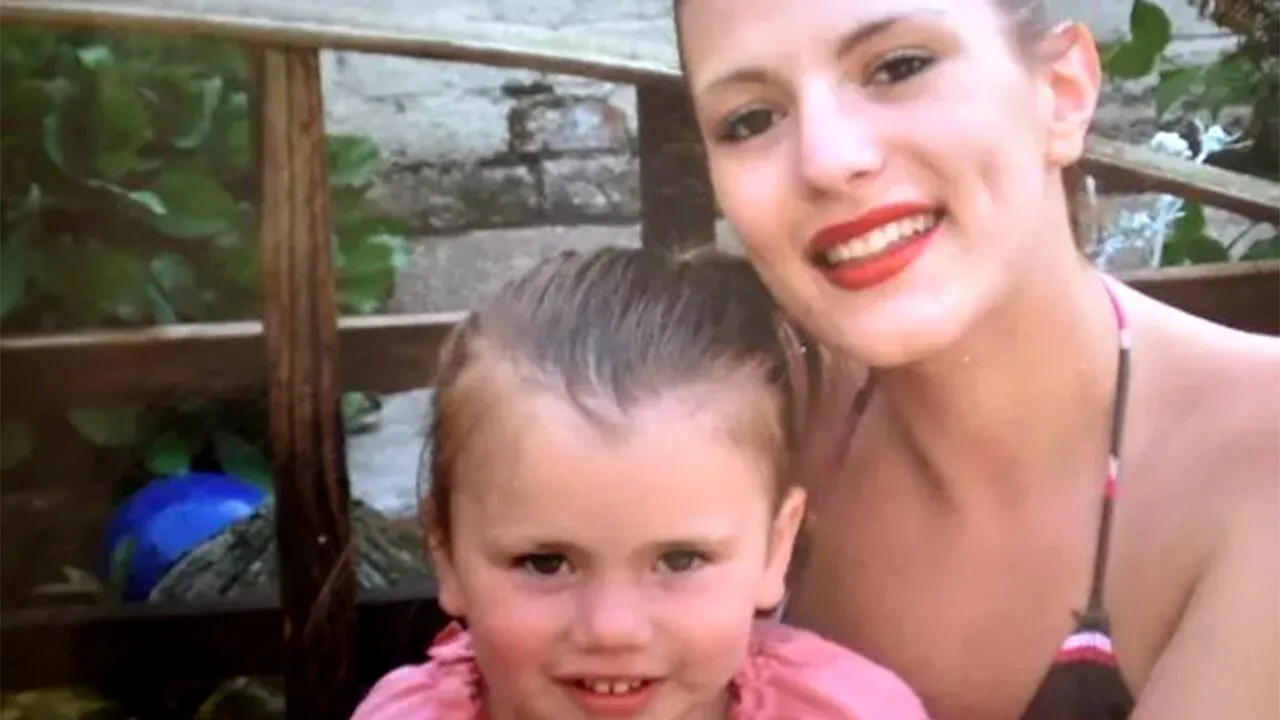 Această tânără a devenit MAMĂ LA 15 ANI. Iar acum, bunică! Ireal câți ani are fiica ei, care tocmai a născut