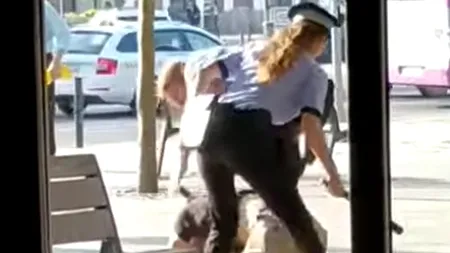 Reținere dificilă la Cluj-Napoca: Doi polițiști locali s-au chinuit minute în șir să îi pună cătușele unui bărbat. Agenta l-a lovit cu pulanul peste fund pe suspect - VIDEO
