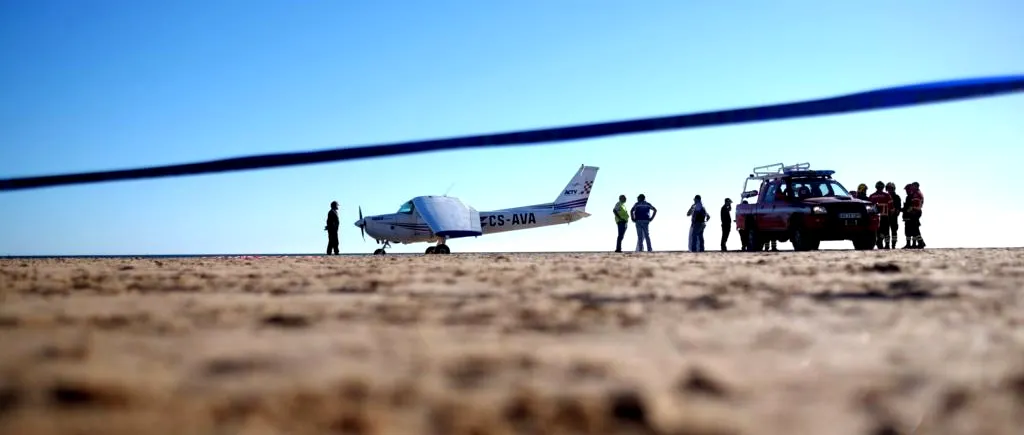 Tragedie în Portugalia: un copil și un bărbat, omorâți de un avion care a aterizat pe plajă