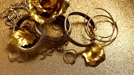 Cum îndepărtezi zgârieturile sau urmele de murdărie de pe bijuteriile de aur. Trucul te costă câțiva lei