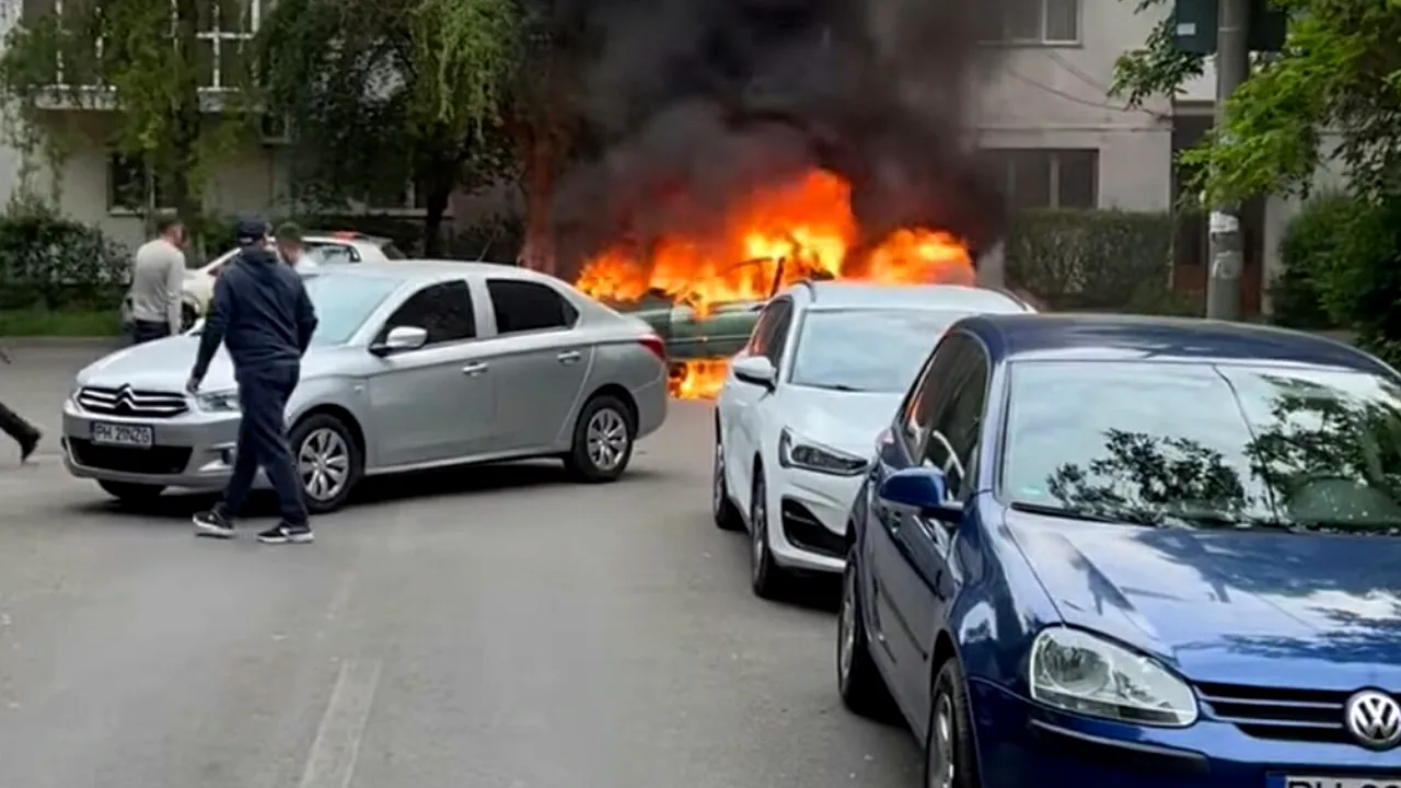 INCENDIU într-o parcare din Ploiești. Trei autoturisme au fost afectate de flăcări