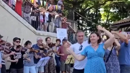 Francezii învăță dansuri românești ONLINE: „Brașoveanca” prinde viață în 3D