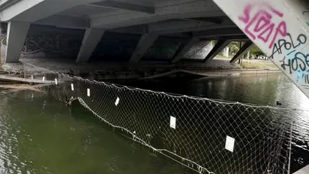 Podul IOR din Sectorul 3, București, intră într-o stare de degradare accelerată. Bucăți de beton din infrastructură se prăbușesc în lac